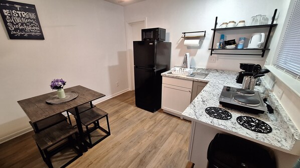 Refrigerador, microondas, parrilla de estufa y cafetera y tetera