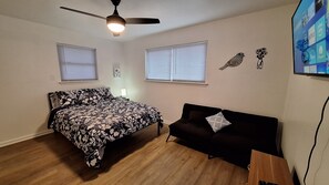 Escritorio, tabla de planchar con plancha, wifi gratis y ropa de cama