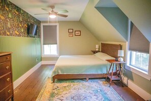4 bedrooms, desk, iron/ironing board, travel crib