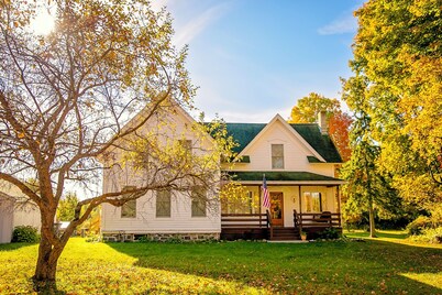 Willow View - Minutes from SLU and SUNY University - 4-bdrm Farmhouse 