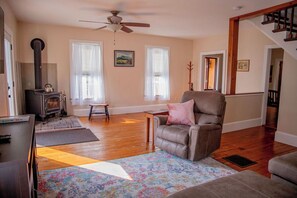 Smart TV, fireplace, DVD player, books - Willow View - Minutes from SLU and SUNY University - 4-bdrm Farmhouse  (Canton)