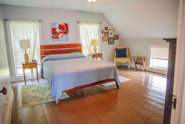 4 makuuhuonetta, työpöytä, silitysrauta/-lauta, vauvan matkasänky