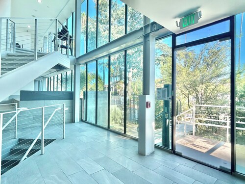 Charming Glass-Front One Bedroom Spacious Living Free Parking