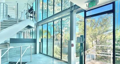 Charming Glass-Front One Bedroom Spacious Living Free Parking