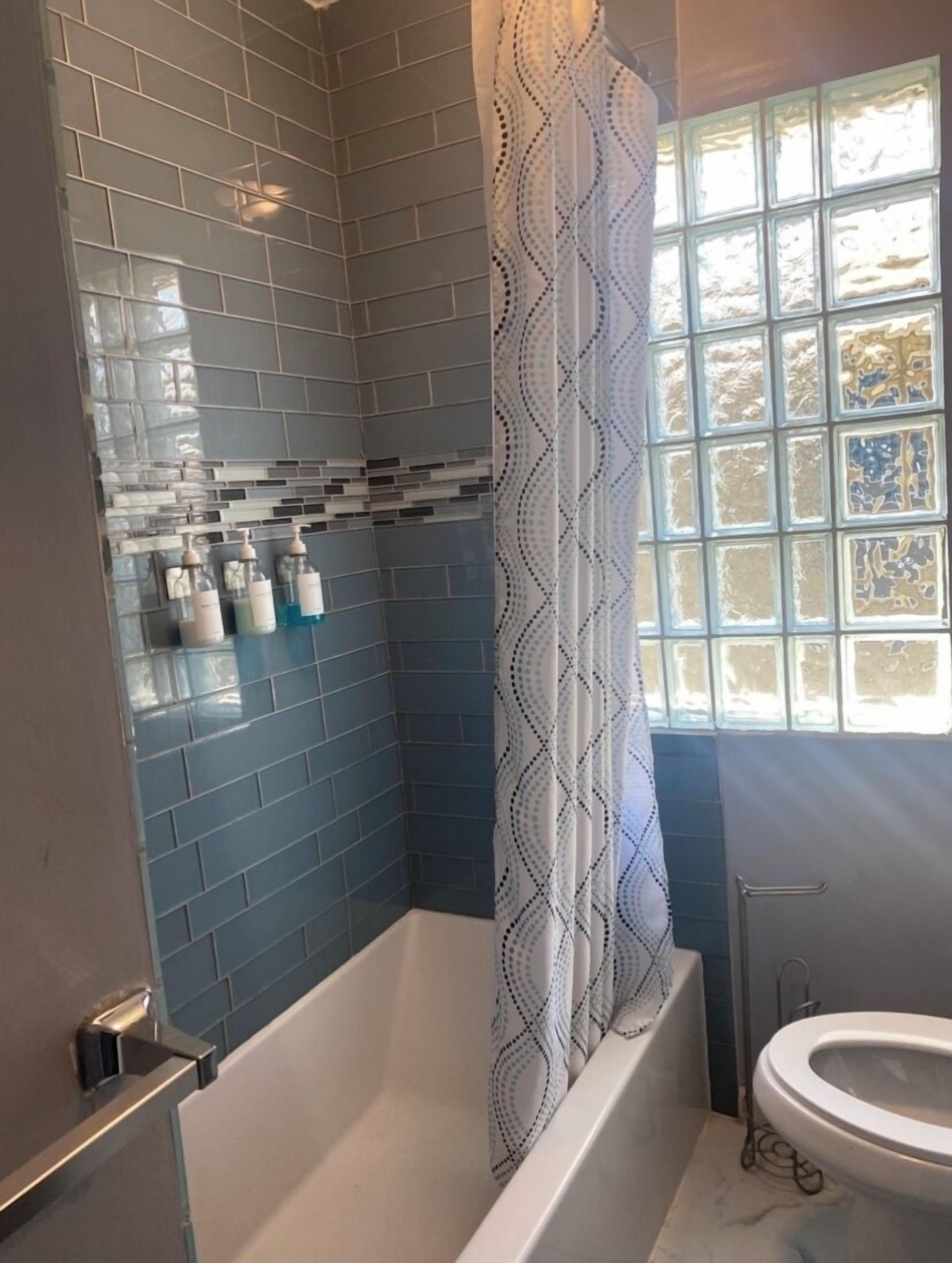 Secador de pelo, toallas, jabón, papel higiénico