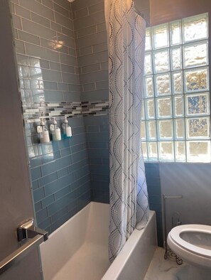 Secador de pelo, toallas, jabón, papel higiénico