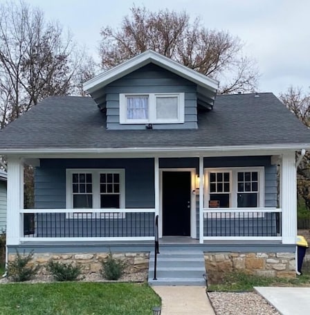 Exterior. Jazzy Charmer Close To Everything KC Business Travel Space World Cup & More🏡