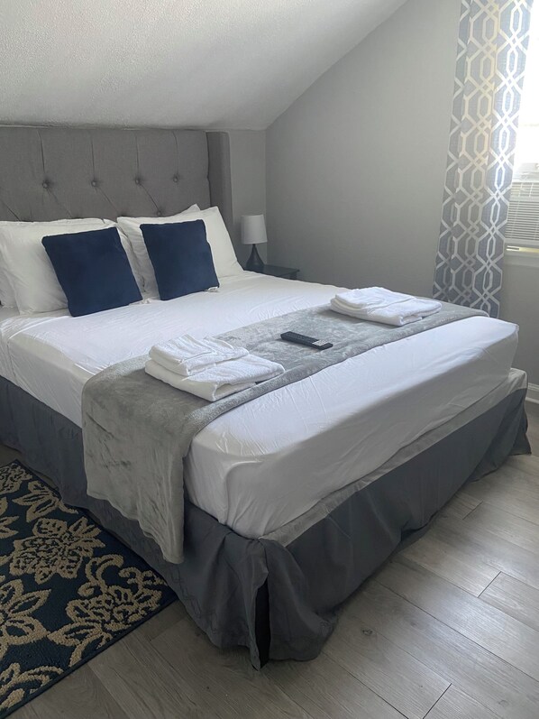 3 habitaciones, tabla de planchar con plancha y ropa de cama