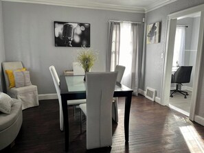 Interior - Jazzy Charmer Close To Everything KC Business Travel Space World Cup & More🏡 (Kansas City)