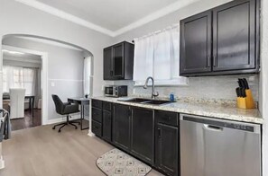 Microwave, oven, stovetop - Jazzy Charmer located in the Heart of Kansas City, MO., & Close To Everything KC (Kansas City)