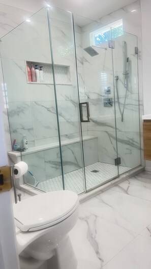 Dusche, Handtücher, Seife, Toilettenpapier