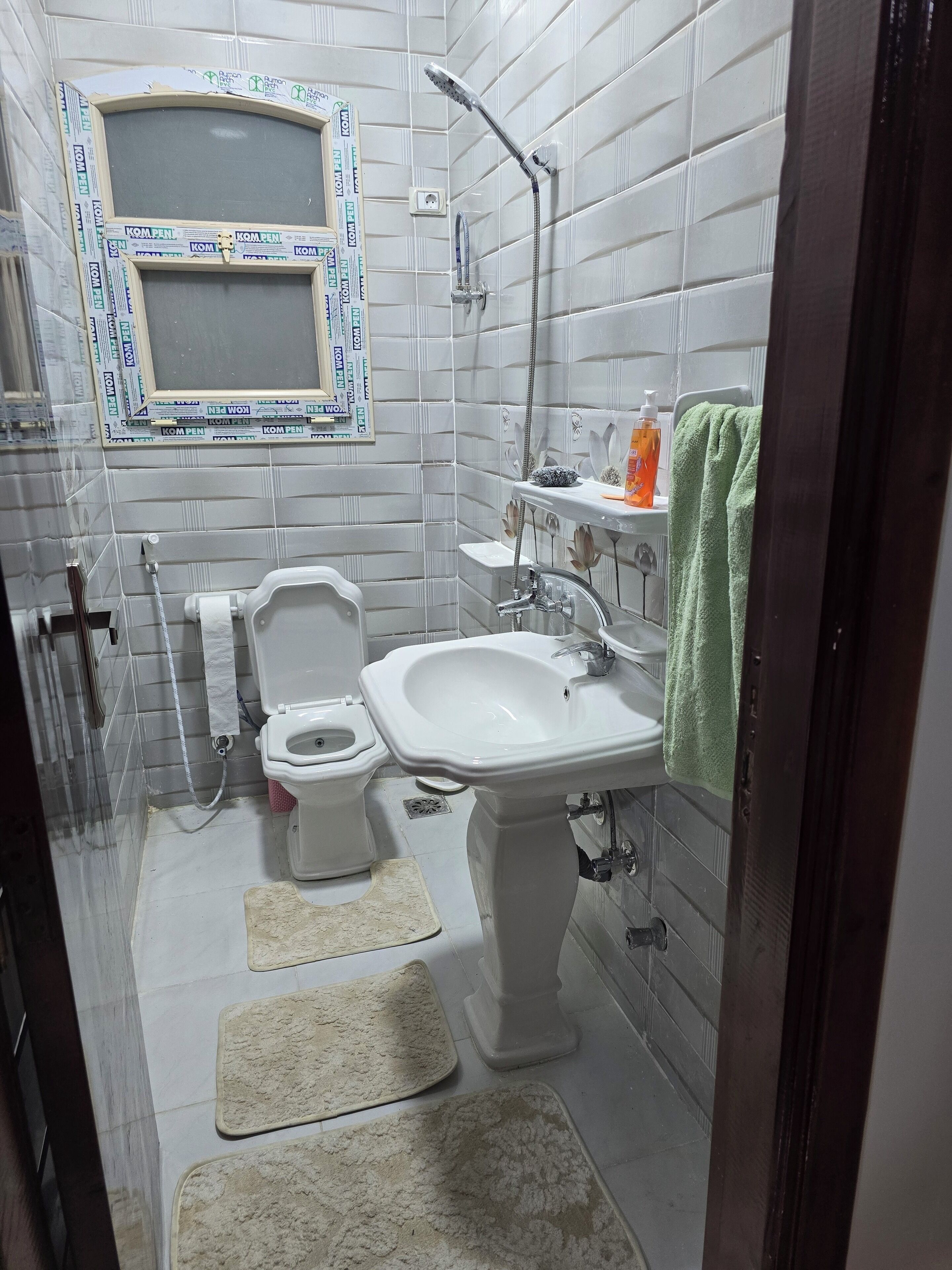 タオル、石鹸、トイレットペーパー