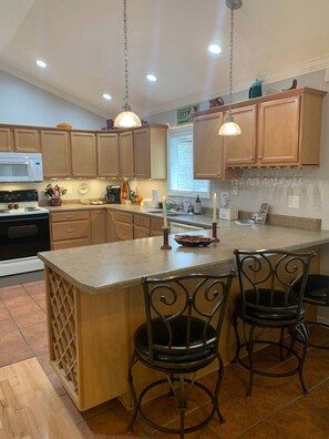 Coffee/tea maker, fridge, microwave, oven