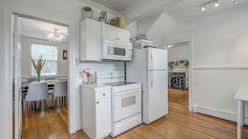 Microondas, horno, placa de cocina y lavavajillas