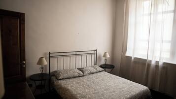 2 slaapkamers, een strijkplank/strijkijzer, internet, beddengoed