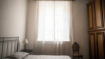 2 makuuhuonetta, silitysrauta/-lauta, internet, vuodevaatteet