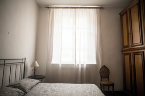 2 bedrooms, iron/ironing board, Internet, bed sheets
