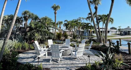 2-bedroom over 55+ community in delightful Punta Gorda great amenities