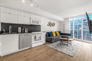 Tweepersoonskamer, balkon, uitzicht op de stad | Woonruimte