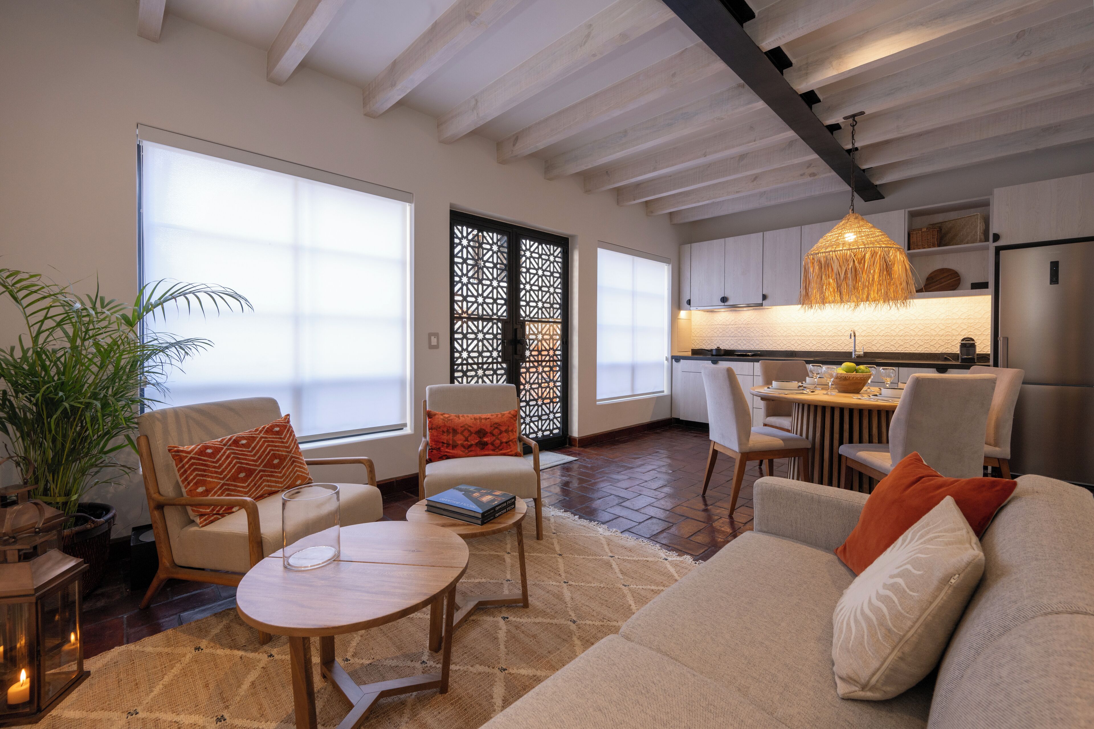 スーペリア アパートメント 2 ベッドルーム キッチン | リビング エリア | 55 インチのスマートテレビ (デジタル放送視聴可)、Netflix、ストリーミングサービス