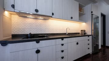 Lemari es, microwave, dan peralatan masak/sendok-piring