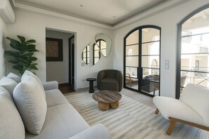 Departamento de lujo, 2 habitaciones, balcón, vista a la ciudad | Área de sala de estar | Smart TV, Netflix, servicios de streaming y impresora 