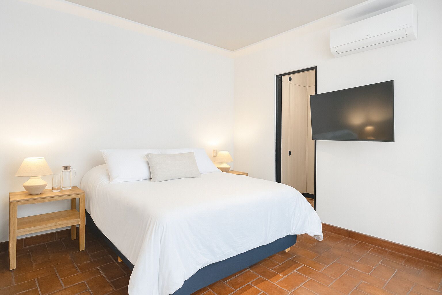 Deluxe Room, 1 Queen Bed, Air conditioning | Egyptian cotton sheets, premium bedding, memory-foam beds, in-room safe