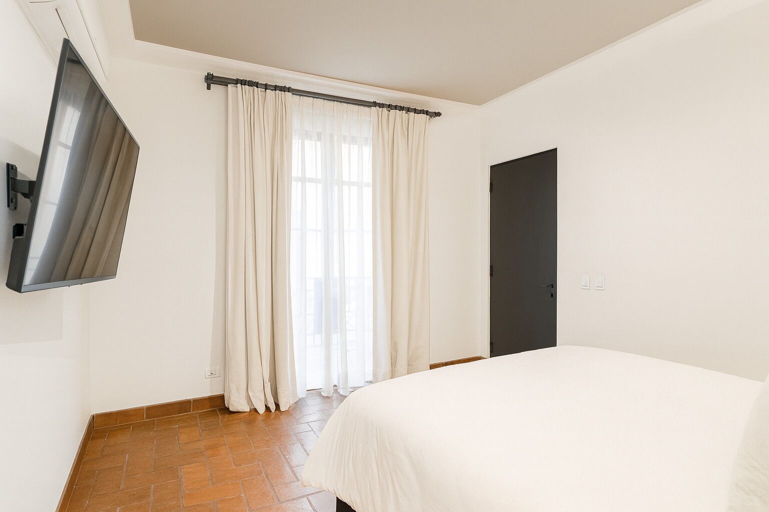 Deluxe Room, 1 Queen Bed, Air conditioning | Egyptian cotton sheets, premium bedding, memory foam beds, in-room safe