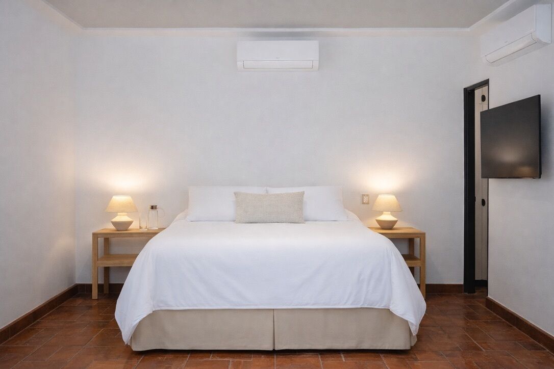 Deluxe Room, 1 Queen Bed, Air conditioning | Egyptian cotton sheets, premium bedding, memory foam beds, in-room safe