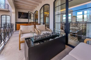 Departamento de lujo, 2 habitaciones, balcón, vista a la ciudad | Terraza o patio