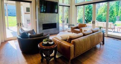 Modern 2-bedroom with views on acreage w/sport court/pickle-ball on Fox Island