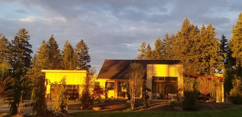 Modern 2-bedroom with views on acreage w/sport court/pickle-ball on Fox Island