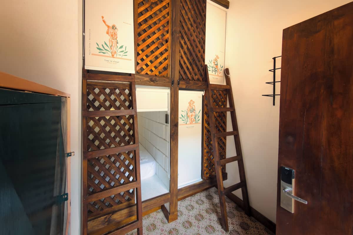 Dortoir Partagé, dortoir mixte (Mixed, Shared Bathroom, 6 beds)