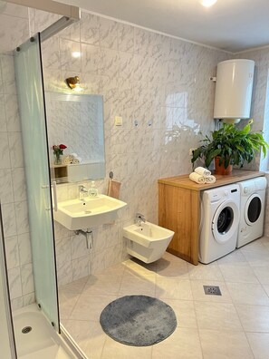 Doccia, asciugacapelli, bidet, asciugamani