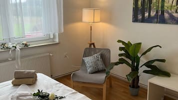 2 habitaciones, tabla de planchar con plancha, internet y ropa de cama