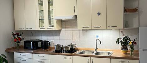 Køleskab, mikrobølgeovn, kogeplade, brødrister