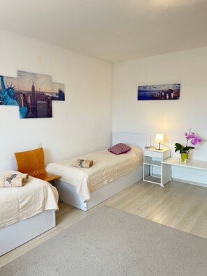 2 bedrooms, iron/ironing board, Internet, bed sheets