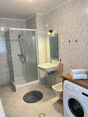 Dusche, Haartrockner, Bidet, Handtücher