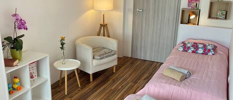 2 bedrooms, iron/ironing board, internet, bed sheets