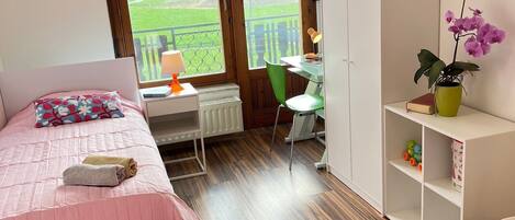 2 chambres, fer et planche à repasser, accès Internet, draps fournis