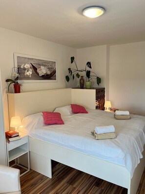 2 bedrooms, iron/ironing board, Internet, bed sheets