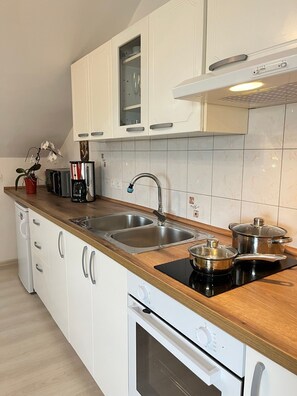Geladeira, micro-ondas, cooktop, torradeira