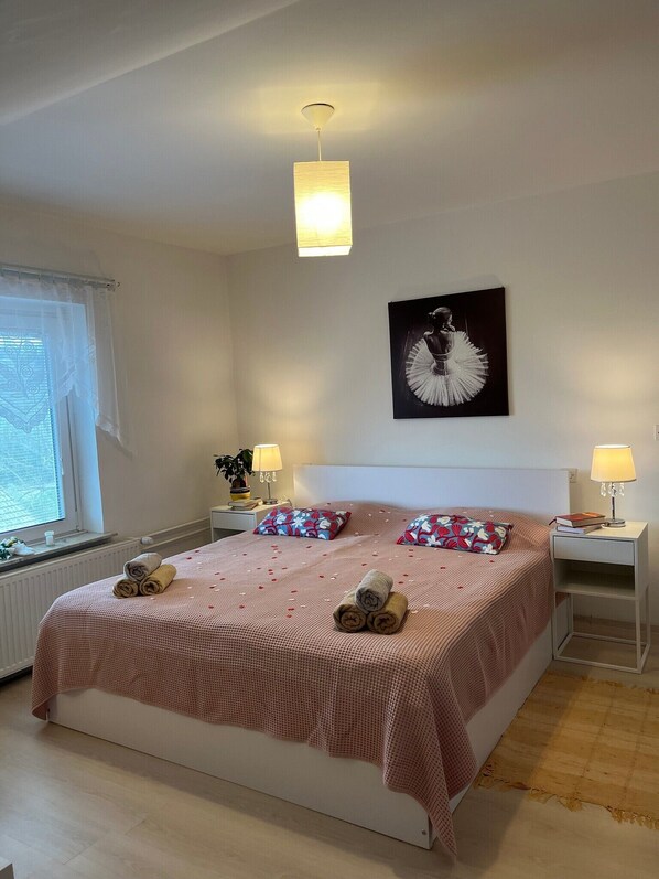 2 bedrooms, iron/ironing board, internet, bed sheets