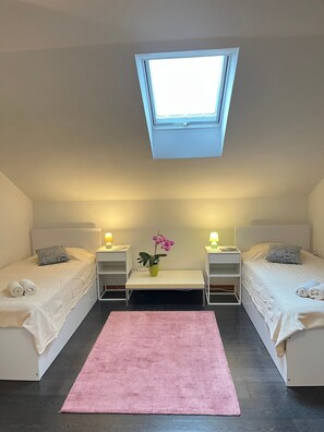 2 bedrooms, iron/ironing board, Internet, bed sheets