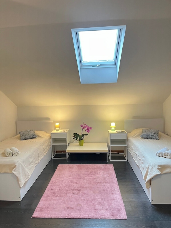 2 bedrooms, iron/ironing board, internet, bed sheets