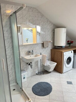 Douche, sèche-cheveux, bidet, serviettes fournies