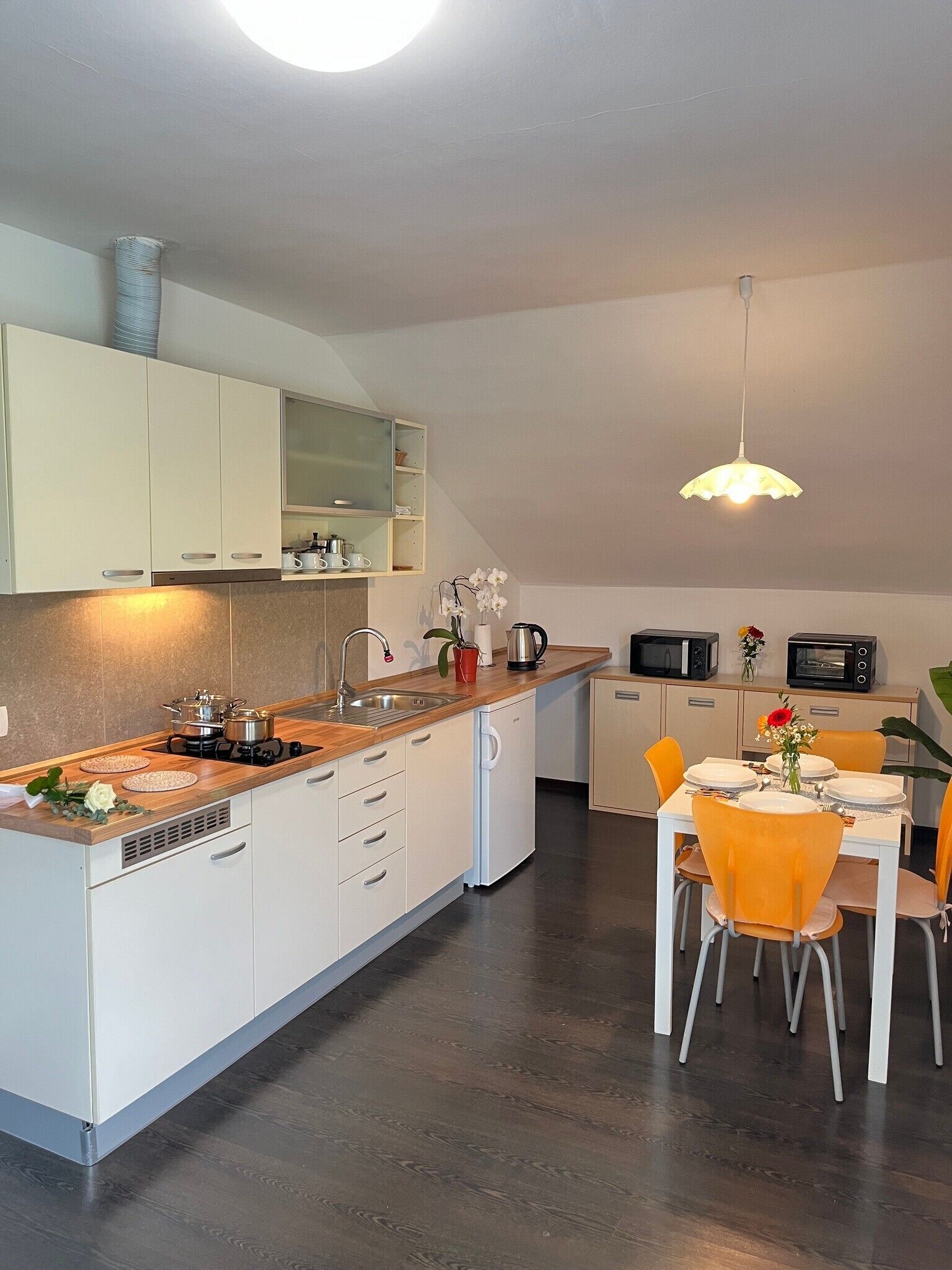 Geladeira, micro-ondas, fogão, cooktop