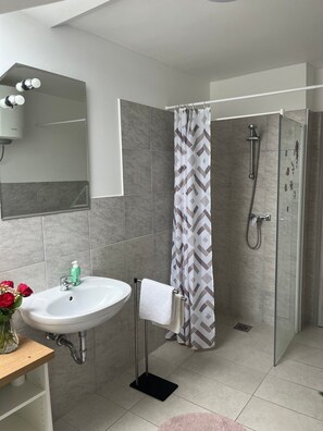 Dusche, Haartrockner, Bidet, Handtücher