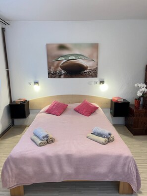 1 bedroom, iron/ironing board, internet, bed sheets
