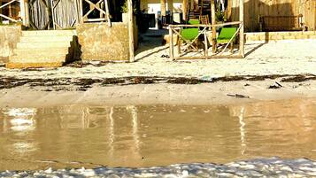 Una estructura frente a la playa con un cartel que dice 'Zanzibar Beach Escape'.